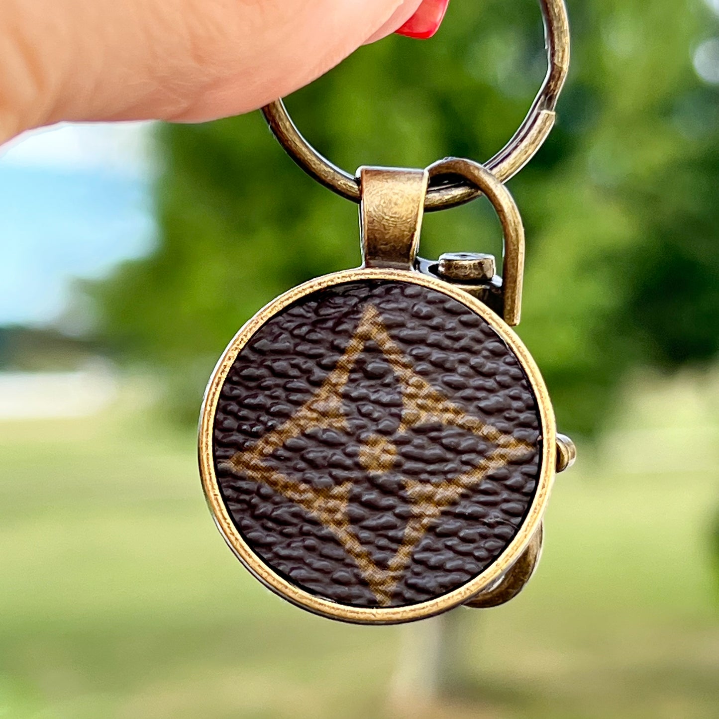 LV MINIMALIST KEYCHAIN